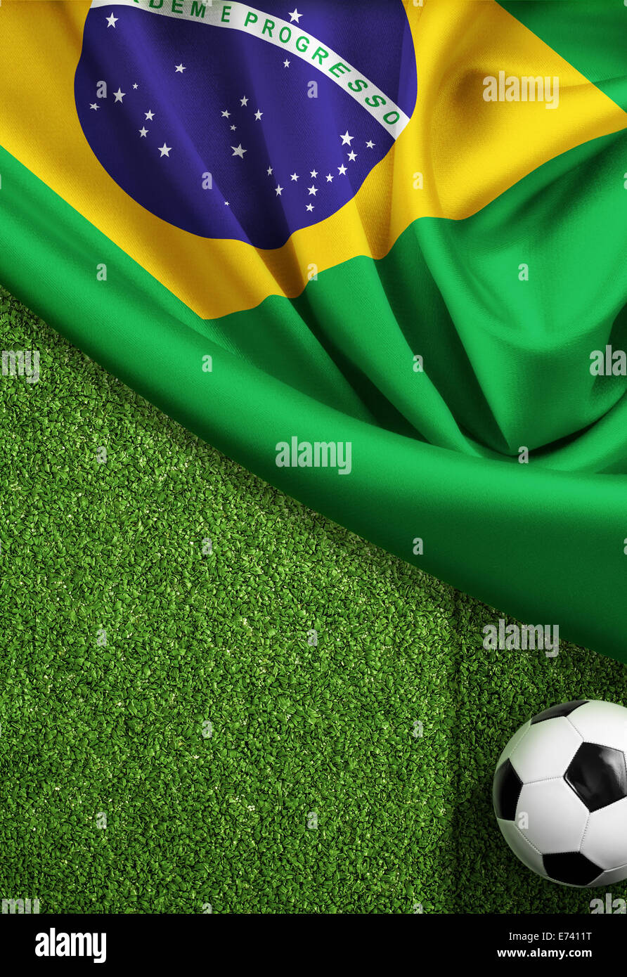 Campo di calcio con la sfera e la bandiera del Brasile Foto Stock