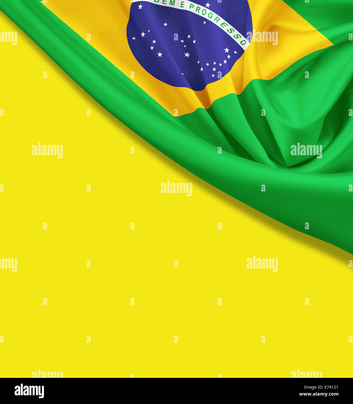 Bandiera del Brasile su sfondo giallo. Percorso di clipping per la bandiera è incluso. Foto Stock