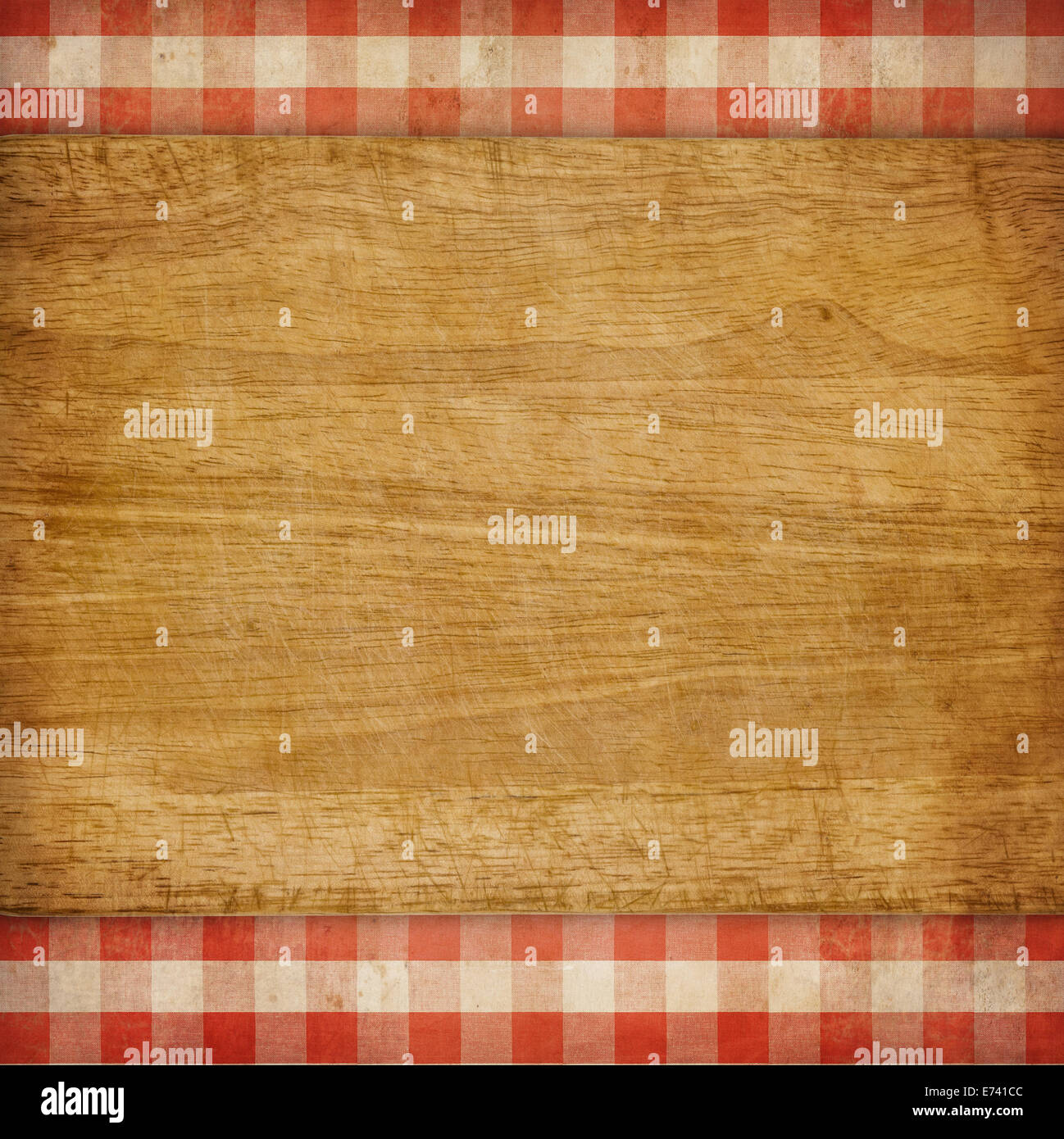 Tagliere su red grunge controllato gingham tovaglia da picnic sfondo Foto Stock