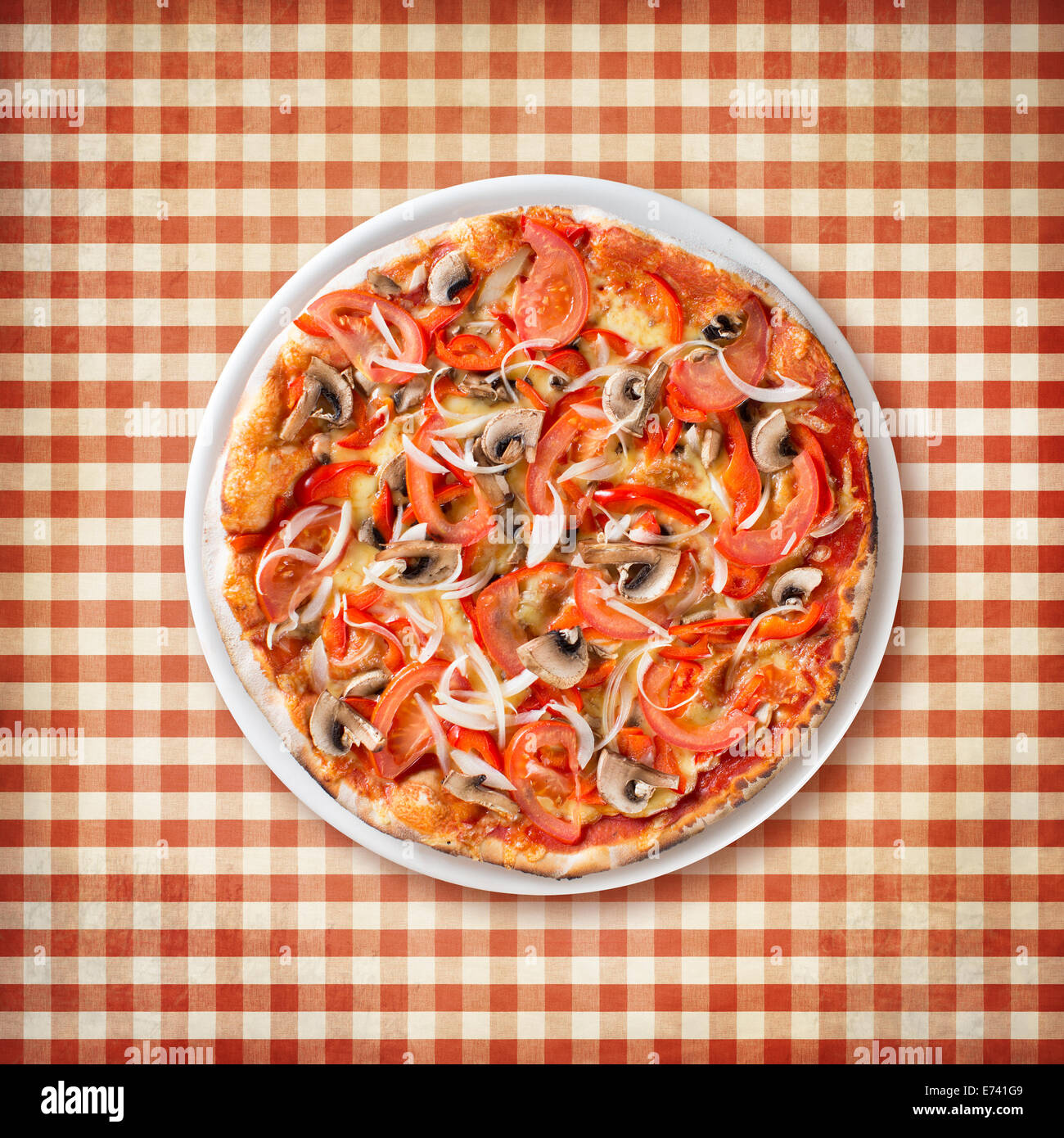 Pizza con paprika e funghi vista dall'alto sulla vecchia tovaglia da picnic Foto Stock