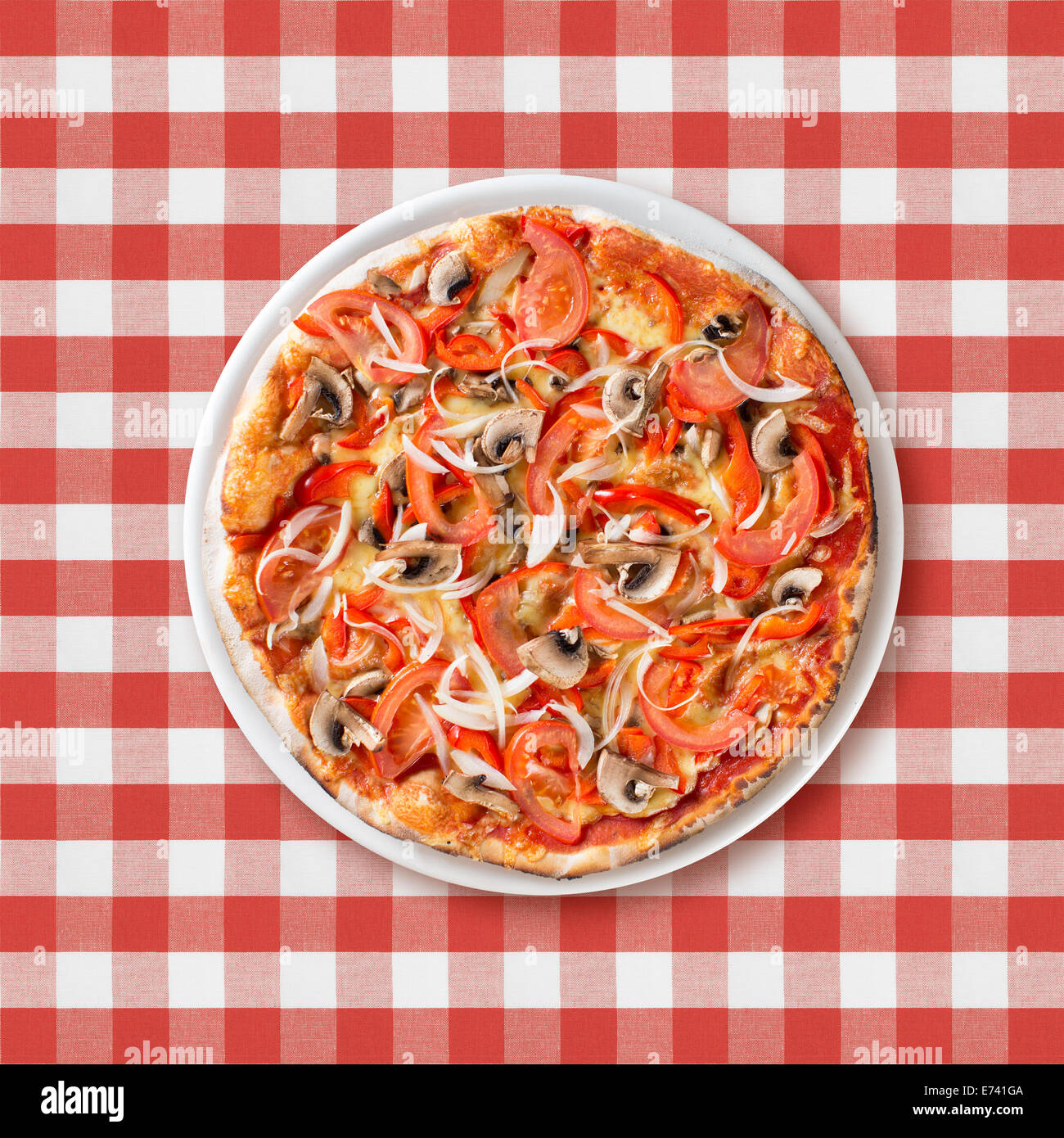 Pizza con paprika e funghi vista dall'alto sulla tovaglia da picnic Foto Stock