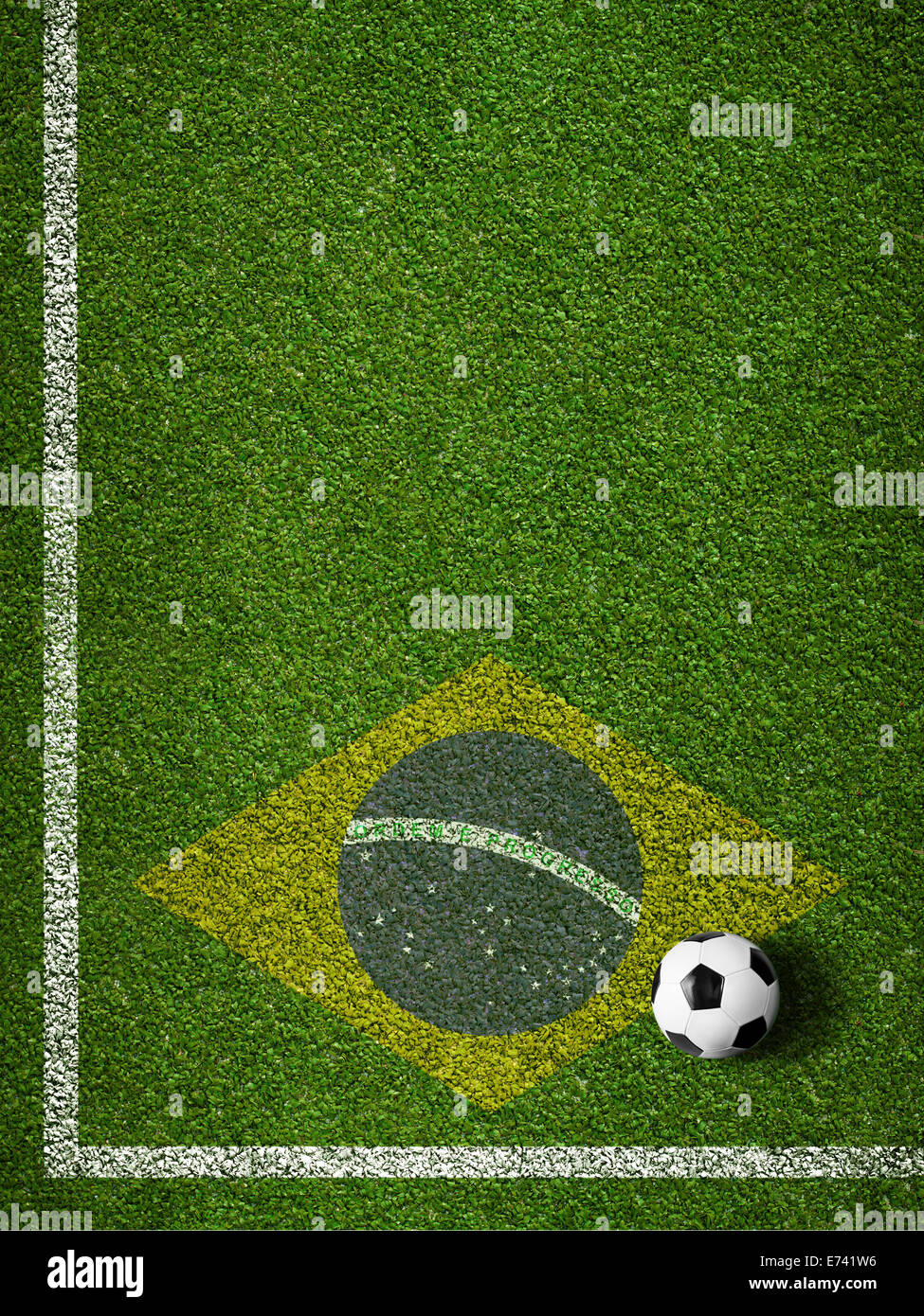 Calcio campo di erba con la sfera e la bandiera del Brasile Foto Stock
