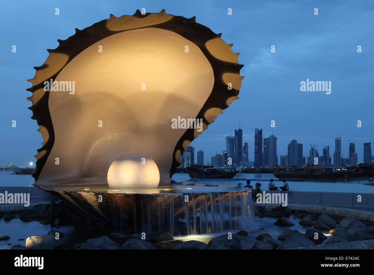 La Perla e fontana di ostriche alla Corniche a Doha è un famoso in vista della capitale del Qatar. Foto Stock