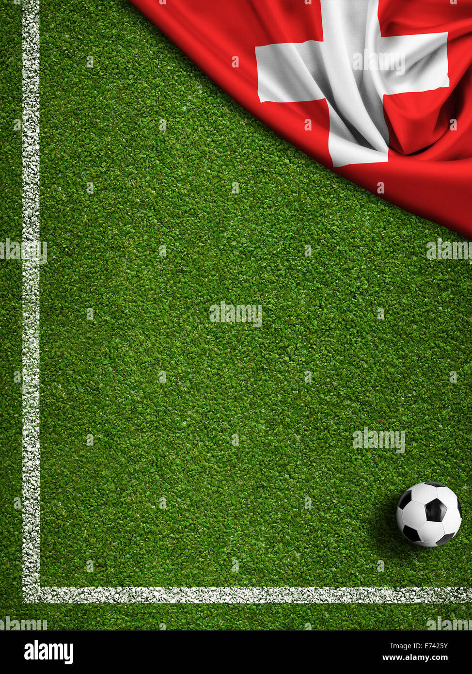 Campo di calcio con la sfera e la bandiera della Svizzera Foto Stock