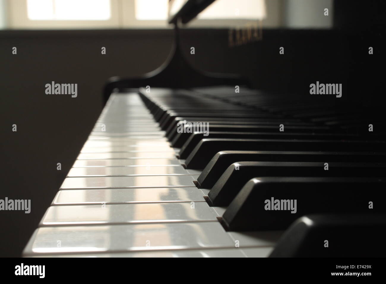 Tasti di pianoforte colpito dalla luce del mattino Foto Stock