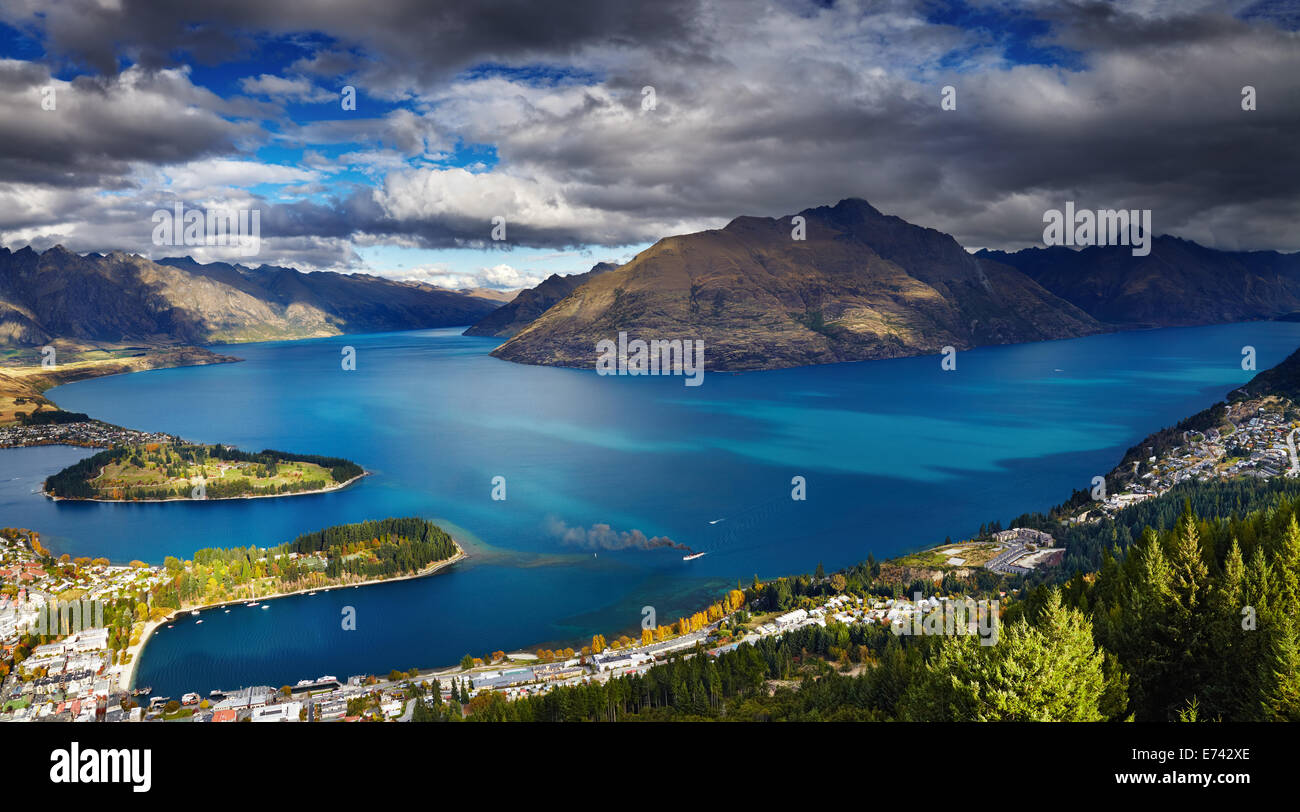 Paesaggio urbano di Queenstown con sul lago Wakatipu e sulle montagne Remarkables, Nuova Zelanda Foto Stock