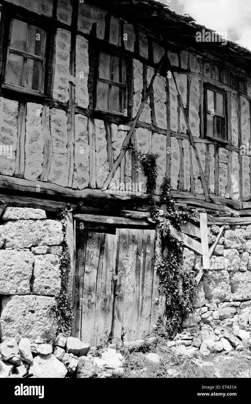 In bianco e nero girato di una cornice in legno casa rurale a Seyfe in Amasya, Turchia Foto Stock