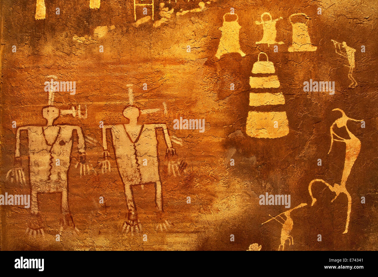 Repliche di anasazi (puebloans ancestrale) incisioni rupestri e pittogrammi, edge of the Cedars Museum e il parco statale, Blanding, Utah Foto Stock