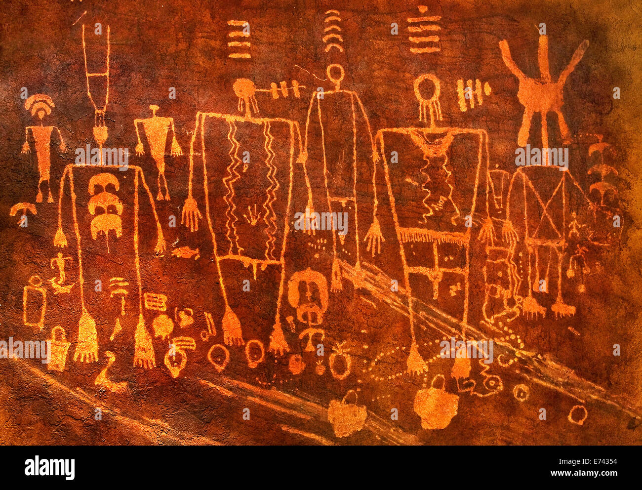 Repliche di anasazi (puebloans ancestrale) incisioni rupestri e pittogrammi, edge of the Cedars Museum e il parco statale, Blanding, Utah Foto Stock