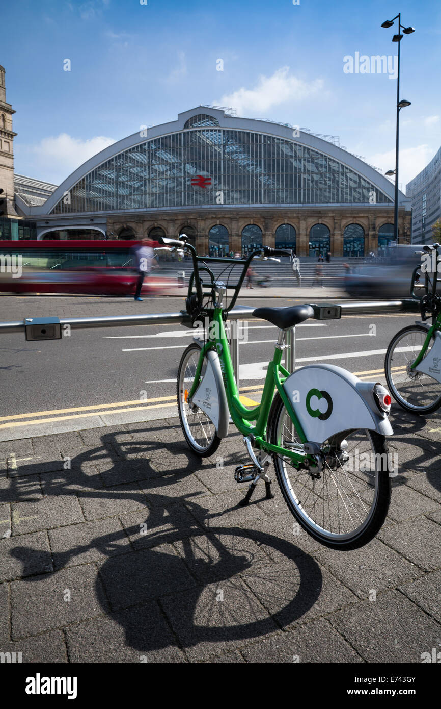 Cyclescheme City Bike public Hire, cycle to work transport scheme; noleggio biciclette stazioni di aggancio elettroniche per biciclette in città a Liverpool, Inghilterra Regno Unito. Foto Stock