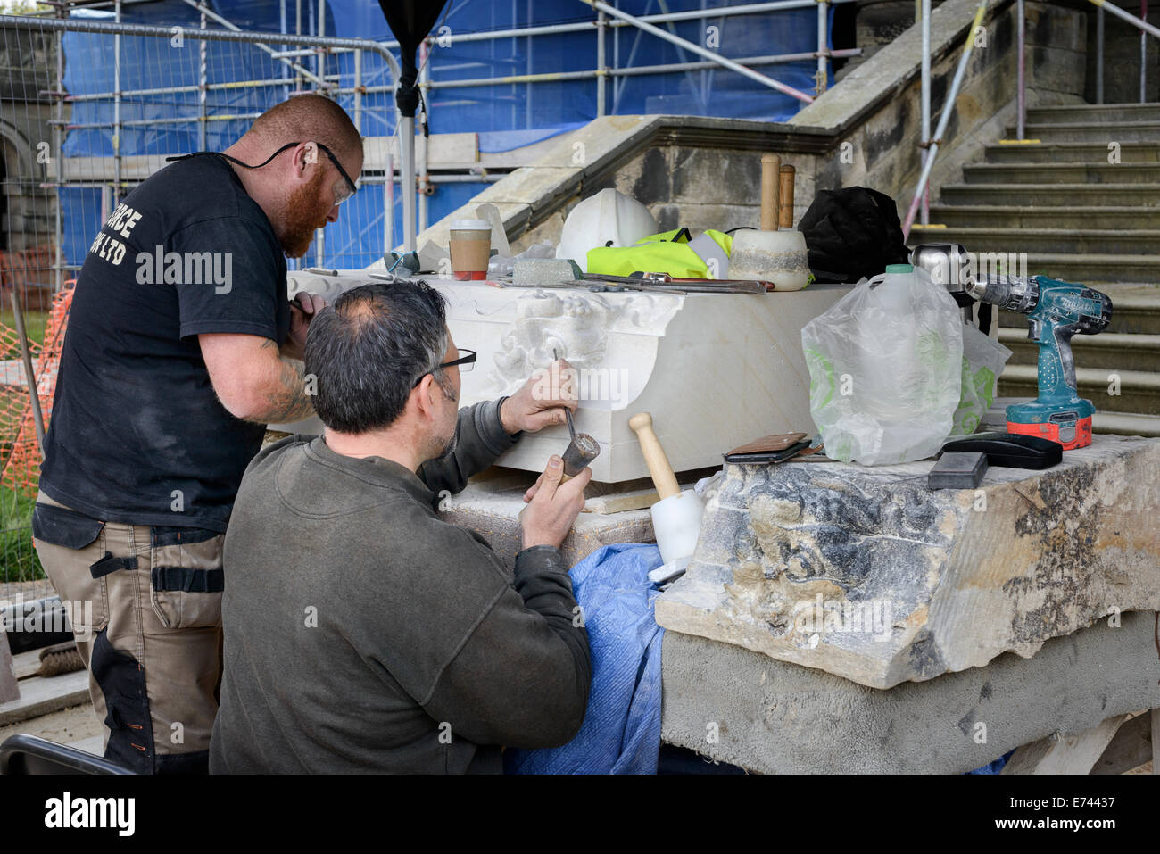 Stone muratori al lavoro Foto Stock