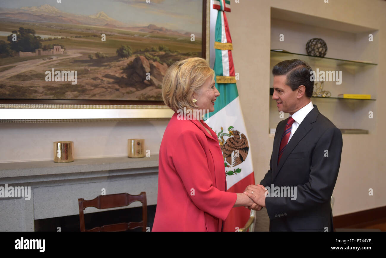 Città del Messico. 6 Sep, 2014. Foto fornite dal Messico della Presidenza mostra il presidente messicano Enrique Peña Nieto (R) stringono le mani con l' ex U.S. Il segretario di Stato Hilary Clinton durante la loro riunione a Città del Messico, capitale del Messico, sul Sett. 6, 2014. © Messico della Presidenza/Xinhua/Alamy Live News Foto Stock