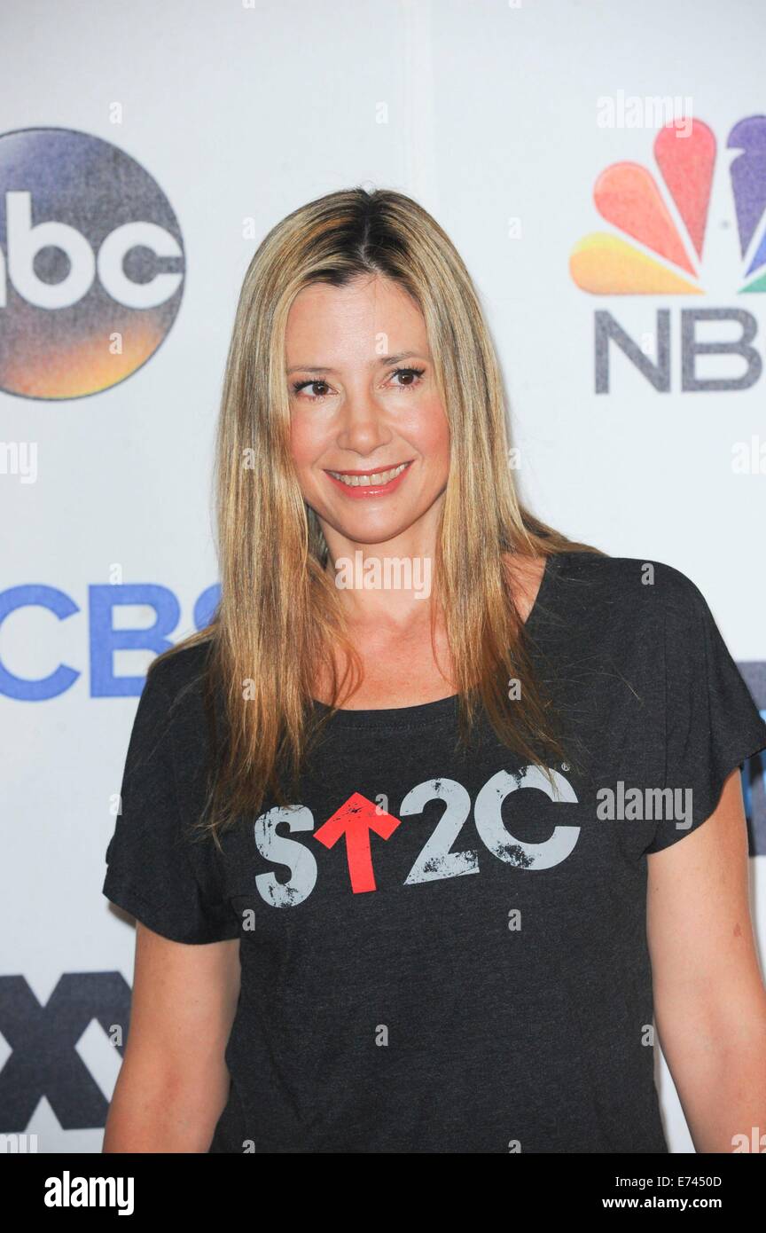 Los Angeles, CA, Stati Uniti d'America. 5 Sep, 2014. Mira Sorvino presso gli arrivi per stand fino a beneficio del cancro, Dolby Theatre a Hollywood e Highland Center, Los Angeles, CA il 5 settembre 2014. Credito: Elizabeth Goodenough/Everett raccolta/Alamy Live News Foto Stock