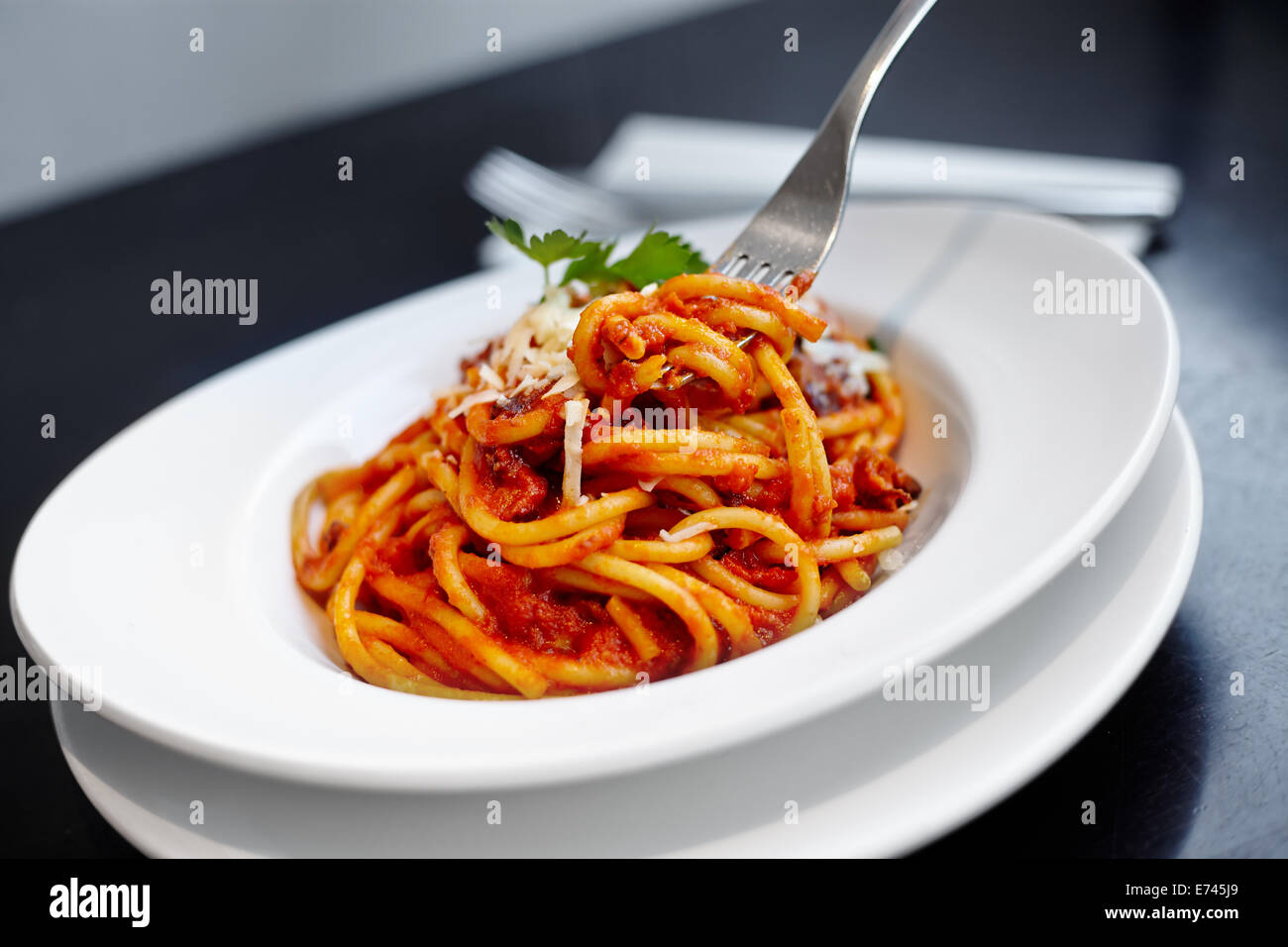 Spaghetti al pomodoro su una piastra, piatto di servizio Foto Stock