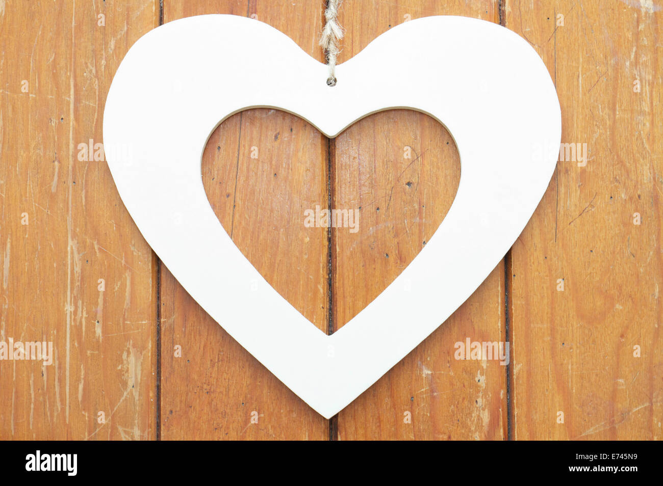 A forma di cuore con un background in legno Foto Stock
