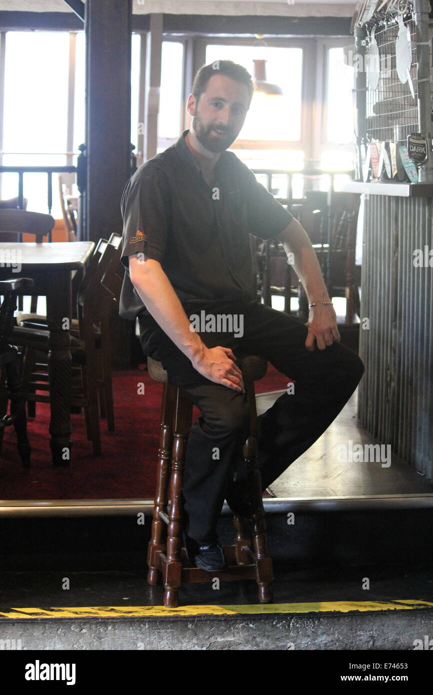 Un bar di gara in un pub inglese Foto Stock
