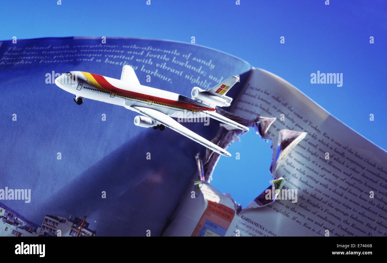 Getto di un aereo di passeggero sotto il sole lo scoppio attraverso un opuscolo di viaggio contro un cielo blu sullo sfondo. Foto Stock