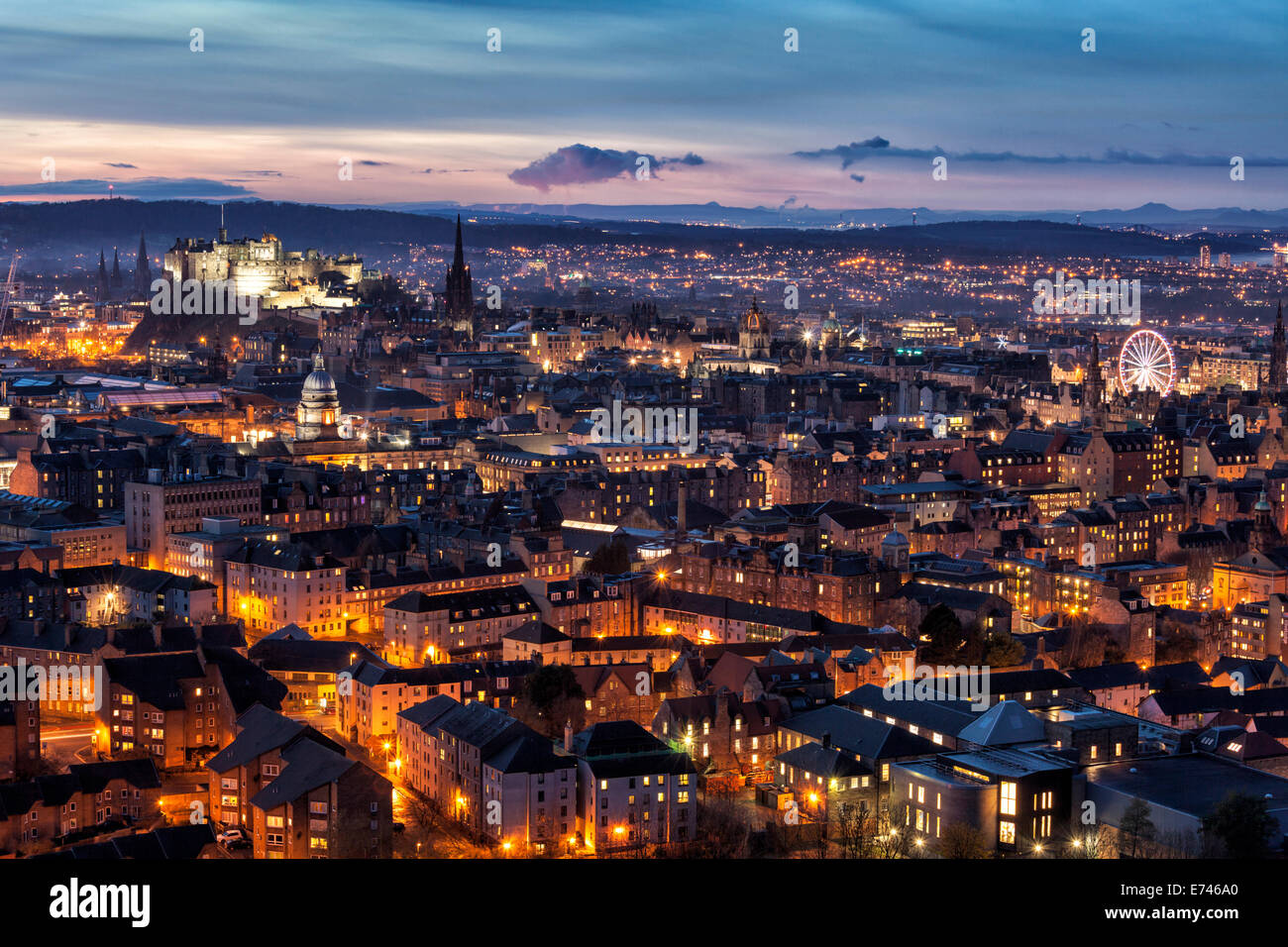 Edinburgh come il sole tramonta sul primo giorno d'inverno. Foto Stock