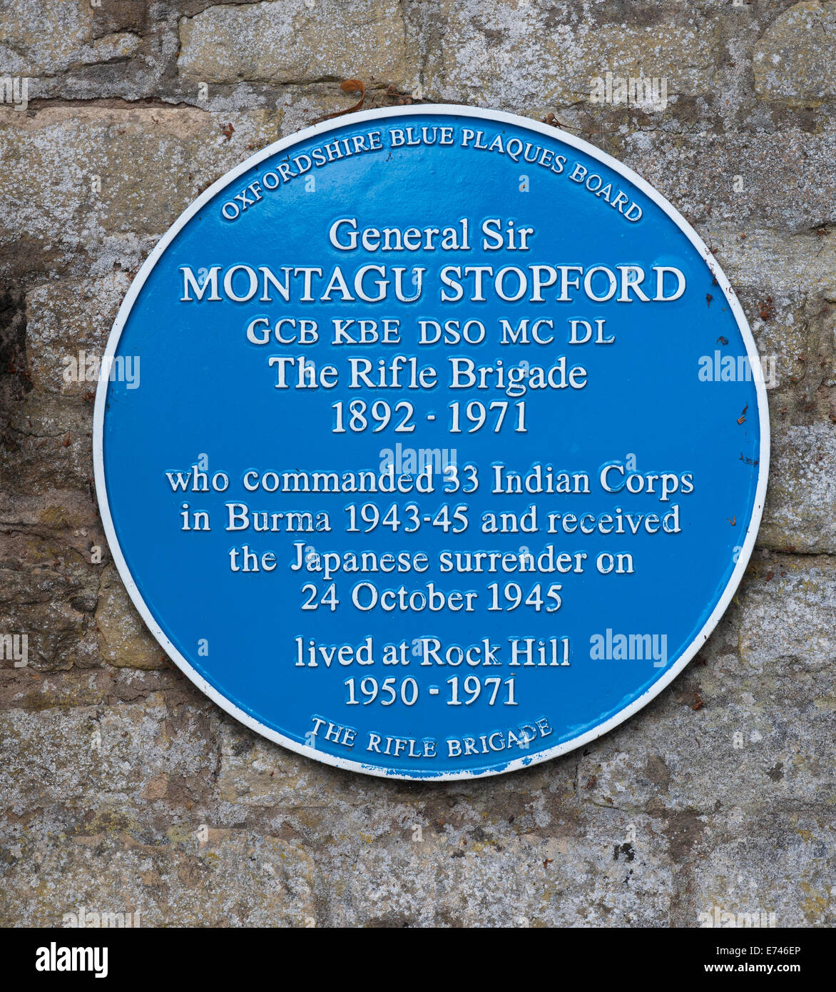 Targa blu per il generale Sir Montagu Stopford presso la War Memorial, Rock Hill, Chipping Norton, Oxfordshire, Inghilterra, Regno Unito. Foto Stock