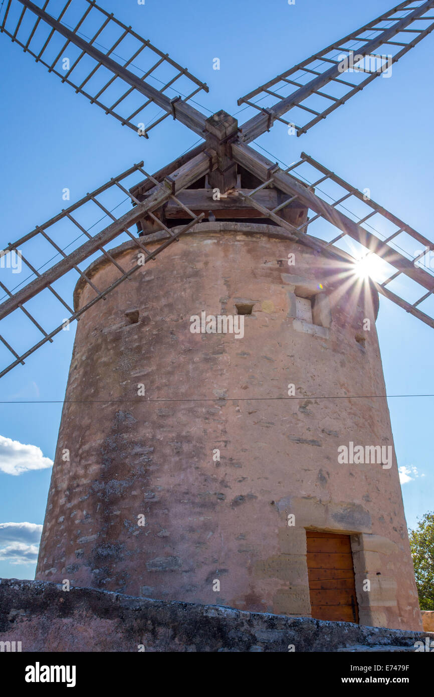 Mulino a vento a Goult hilltop village, Luberon, Provenza, Francia Foto Stock