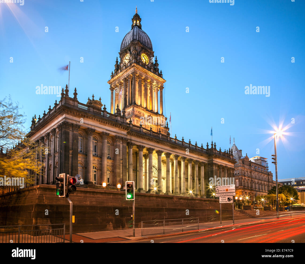 Leeds Town Hall nel centro della città di Leeds Inghilterra che rappresentano uno stile gotico architettura. Foto Stock