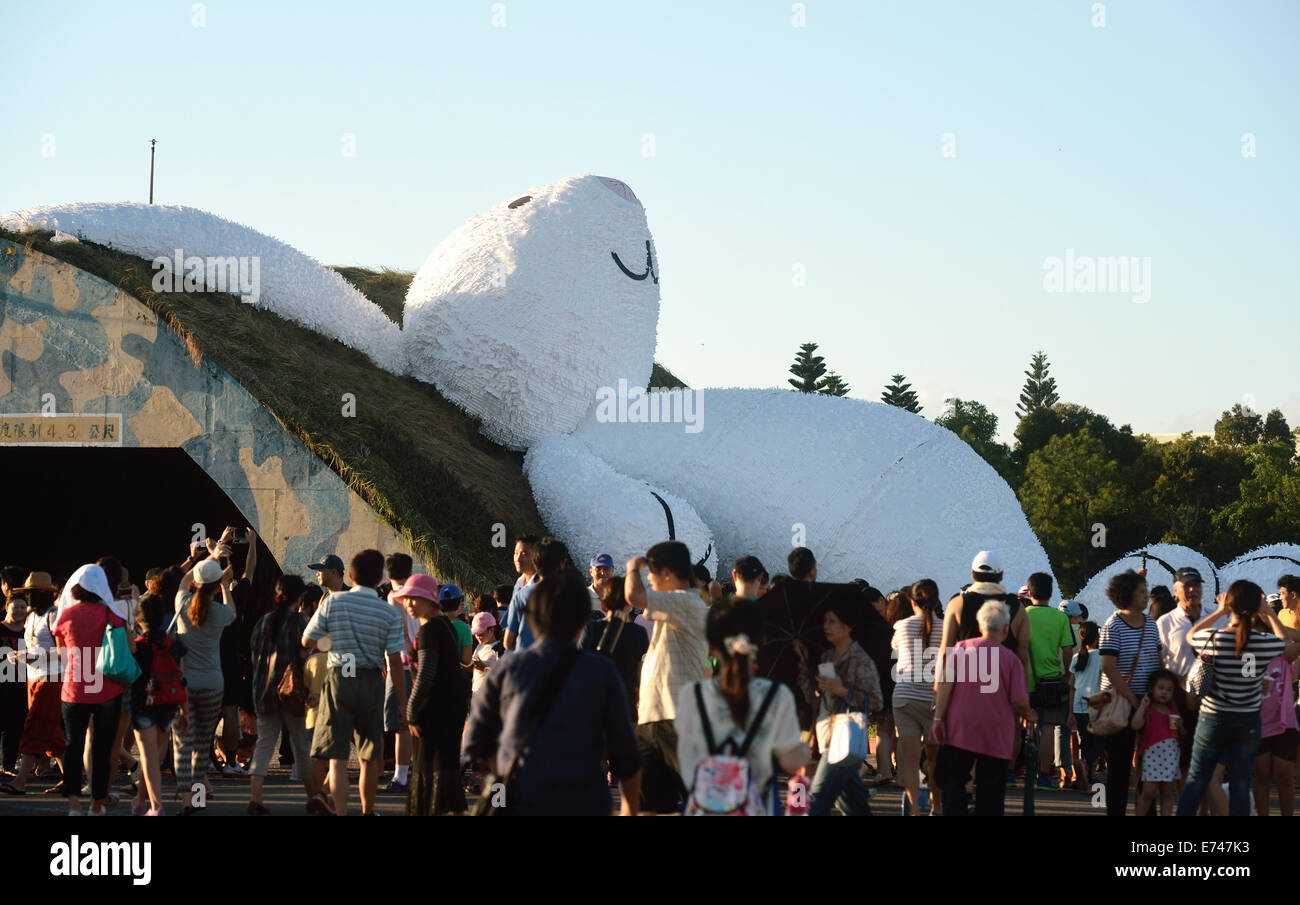 Taipei. 6 Sep, 2014. La gente guarda un 25-metro-tall Moon Rabbit creato dall'artista olandese Florentijn Hoffman nella Contea di Taoyuan di sud-est della Cina di Taiwan, Sett. 6, 2014. Hoffman, che ha anche creato la Ruber Duck, è stato ispirato dal cinese tradizionale mito circa il coniglio vivere sulla luna. Credito: Wang Qingqin/Xinhua/Alamy Live News Foto Stock