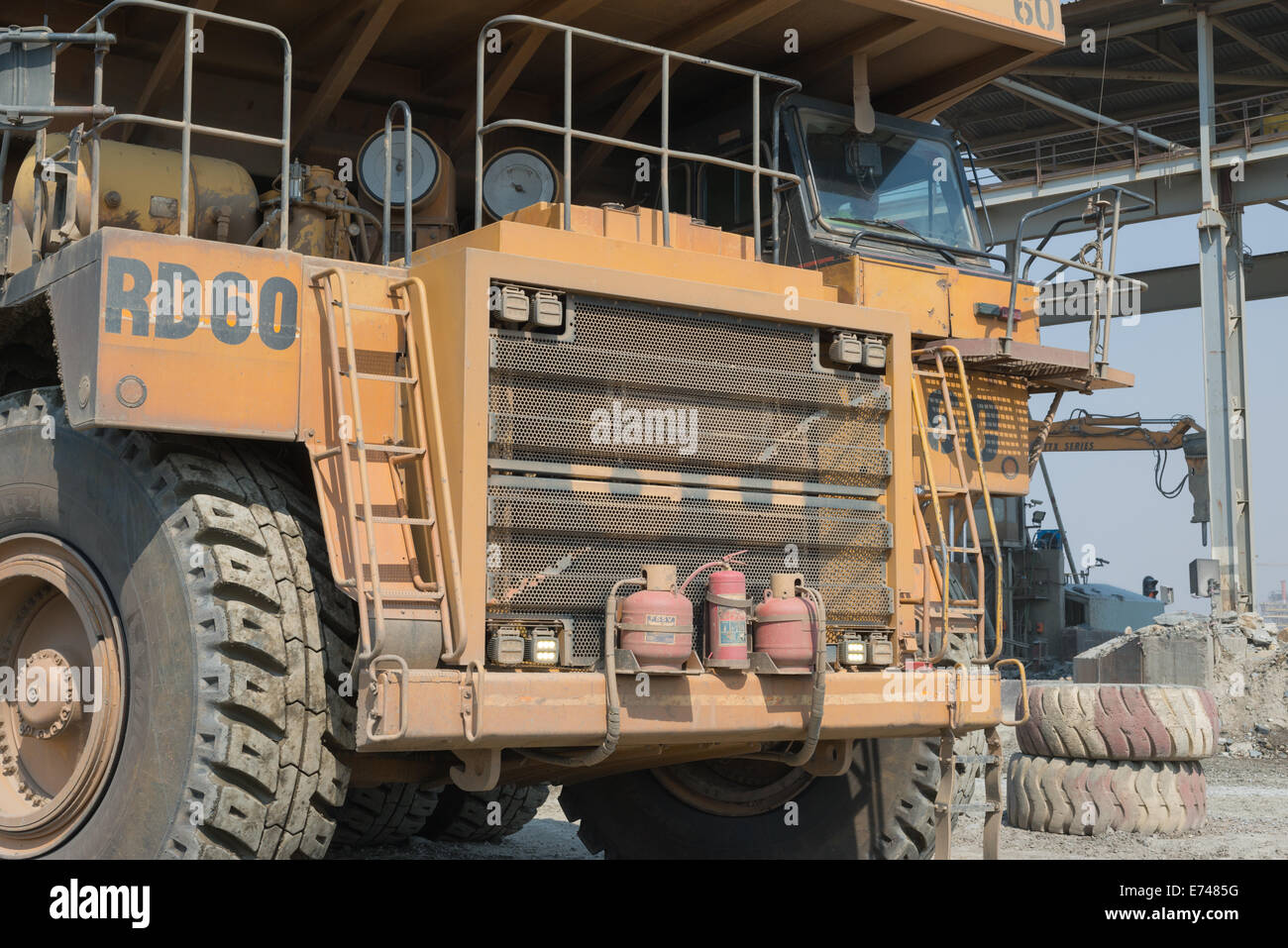 Un grande bruco carrello caricato di minerale con attende vicino al frantoio in una grande apertura Africani in ghisa miniera di rame. Foto Stock