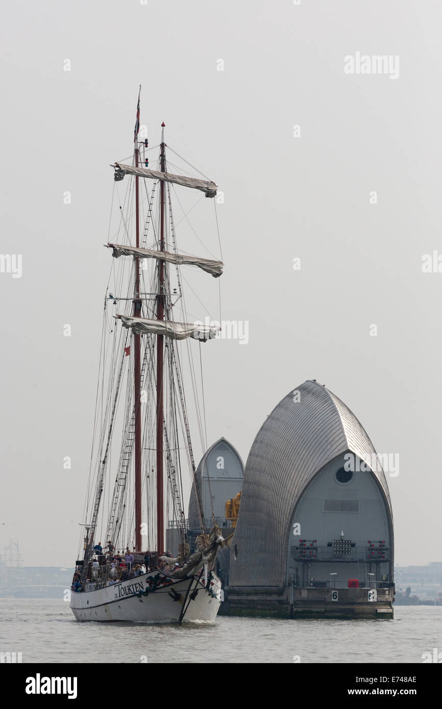Londra, Regno Unito. Il 6 settembre 2014. Gaff schooner JR Tolkien al Thames Barrier. Tall navi a vela sul Fiume Tamigi nel secondo giorno del Royal Greenwich Tall Ships Festival 2014. Credito: Nick Savage/Alamy Live News Foto Stock