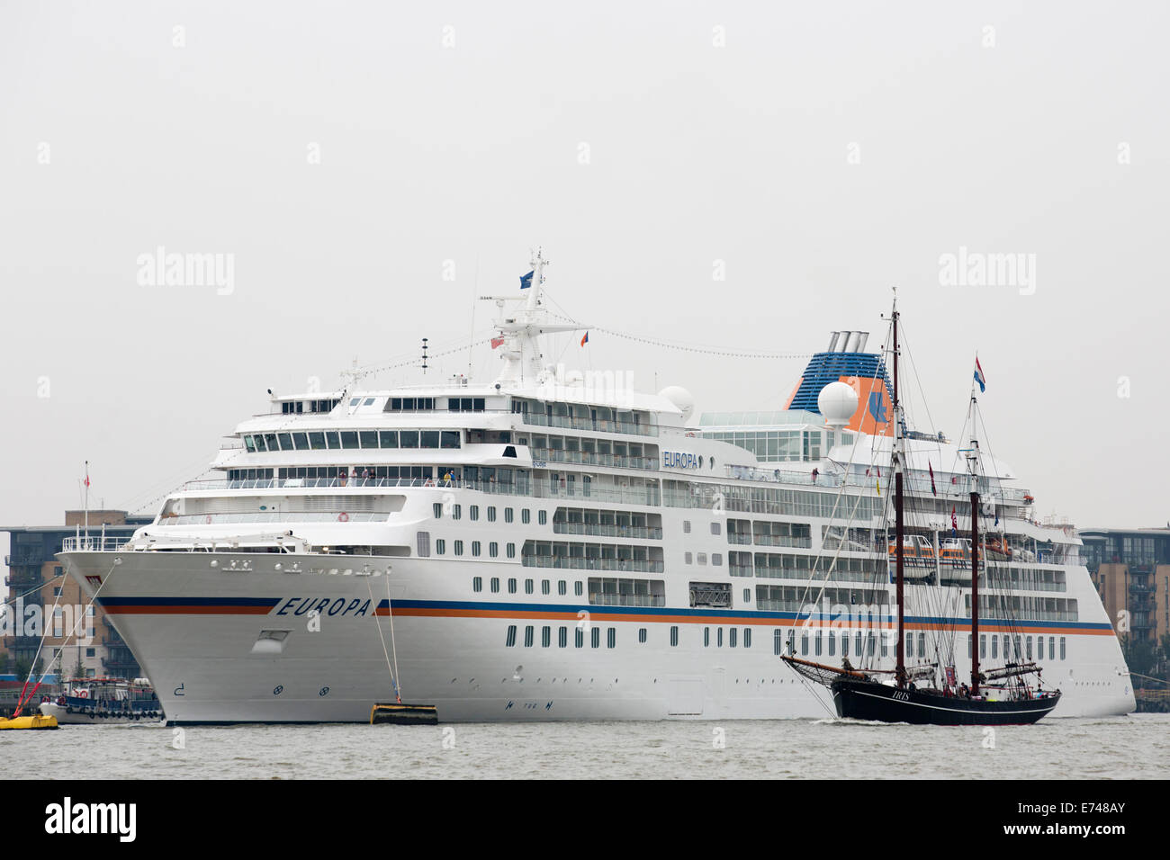 Londra, Regno Unito. Il 6 settembre 2014. Gaff ketch Iris vele passato la nave da crociera Europa al Maritime Greenwich. Tall navi a vela sul Fiume Tamigi nel secondo giorno del Royal Greenwich Tall Ships Festival 2014. Credito: Nick Savage/Alamy Live News Foto Stock
