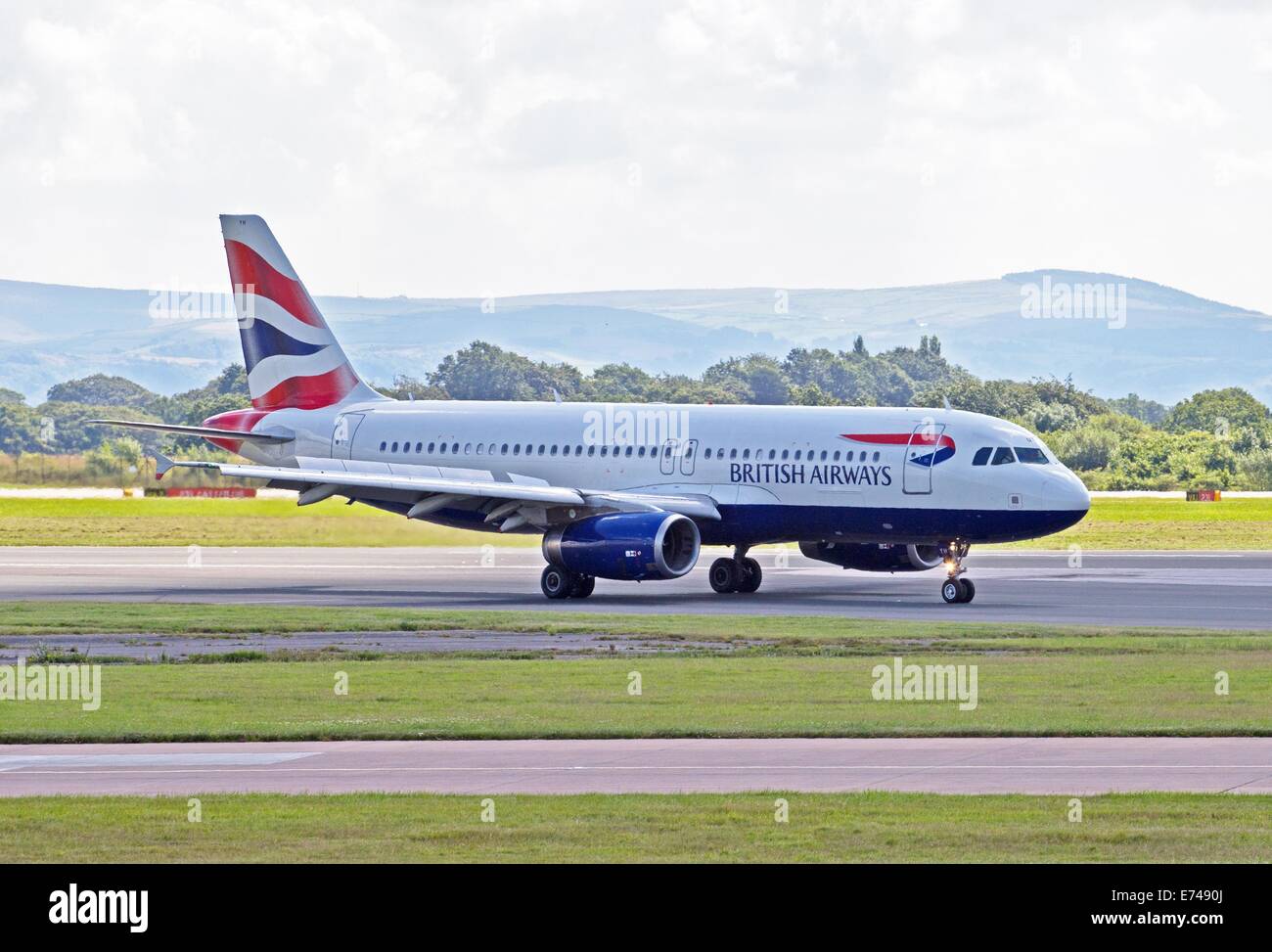 British Airways Airbus A320-232 rullaggio all'Aeroporto Internazionale di Manchester Foto Stock