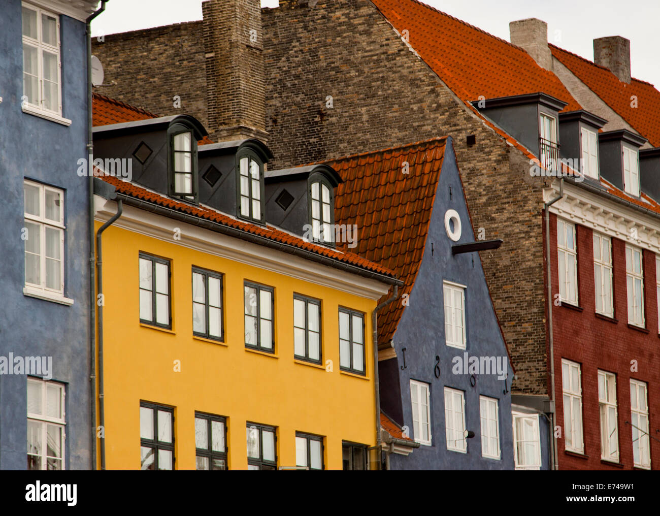 Copenhagen, Danimarca, in Scandinavia, canali, gli edifici colorati Foto Stock