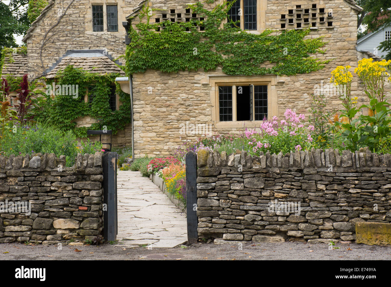 Michigan, Dearborn, Greenfield Village. Cotswold Cottage, tradizionale inglese cottage in pietra calcarea, circa seicento, dall'Inghilterra. Foto Stock