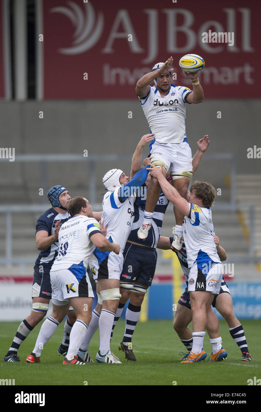 Manchester, Greater Manchester, UK. 6 Sep, 2014. Sett. 6, 2014 - AJ Bell Stadium, Greater Manchester, Regno Unito - Bath Rugby's LEROY HOUSTON prende una linea le catture nel corso della vendita SQUALI -V- vasca partita di rugby in La Aviva Premiership: Steve Flynn-ZUMA Premere Credito: Steve Flynn/ZUMA filo/Alamy Live News Foto Stock