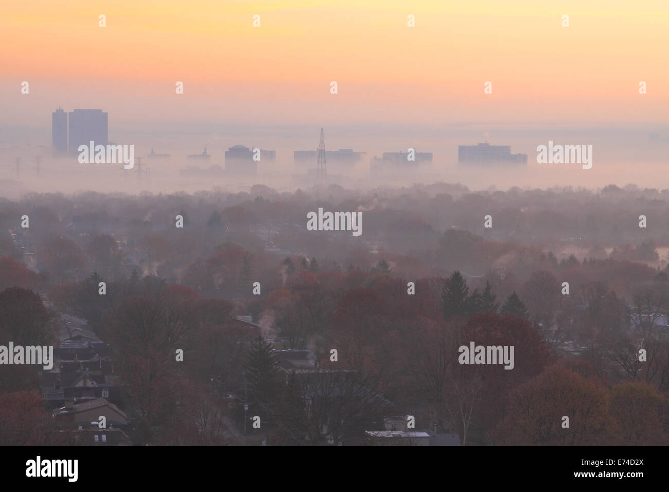Nebbia urbana a sunrise in autunno Foto Stock