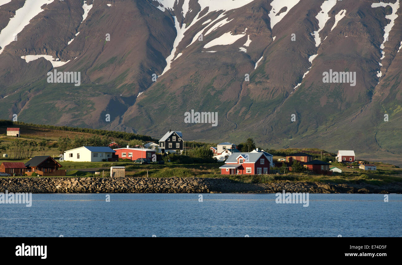 Tipico islandese di case ai piedi di montagne Foto Stock