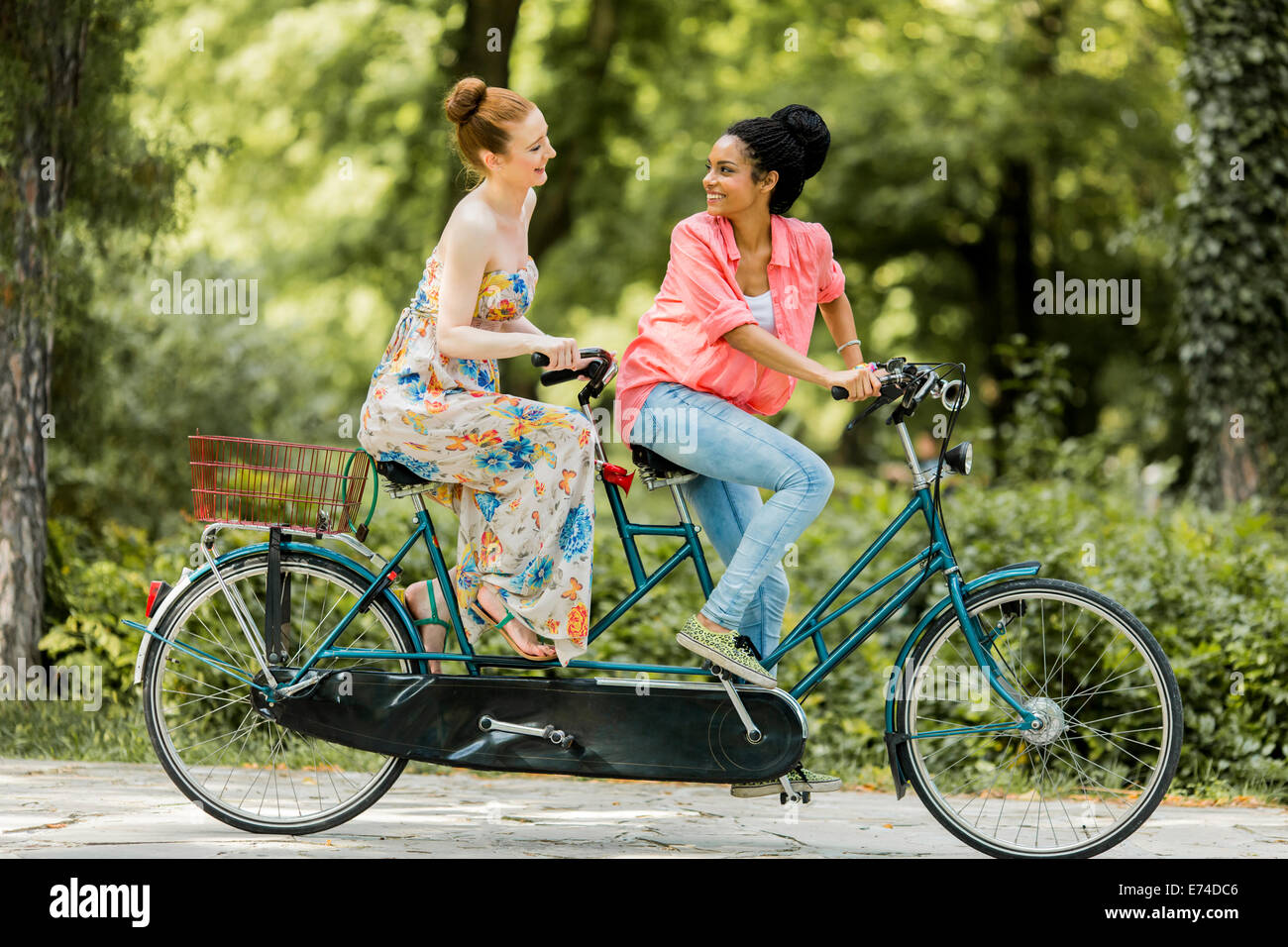 Le giovani donne che guida la bicicletta Foto Stock