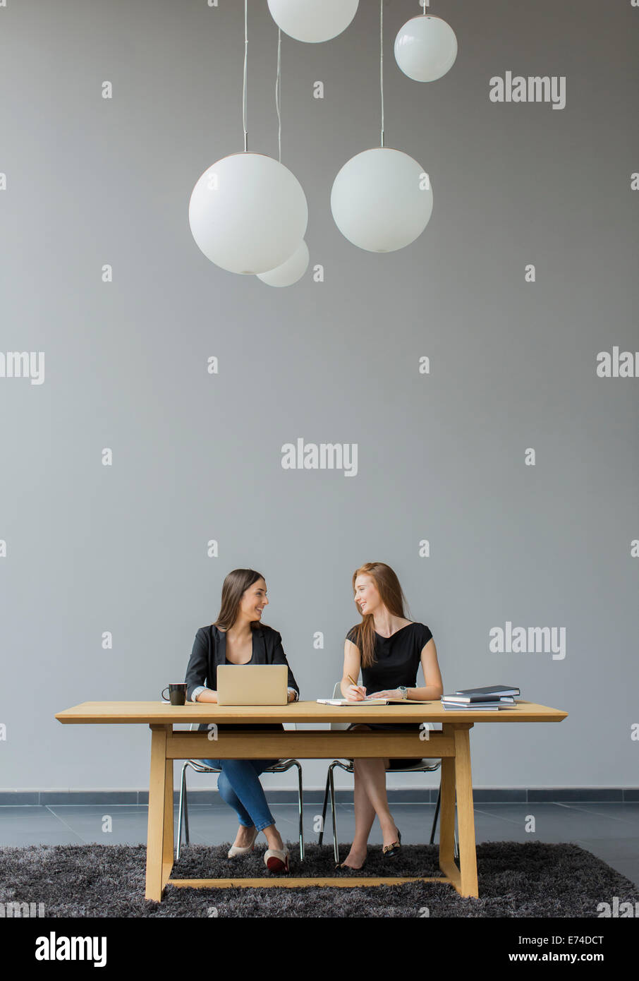 Giovane donna in ufficio Foto Stock