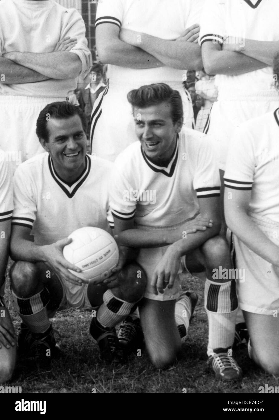 Des O'Connor (destro) nella celebrità tutte le stelle football team accanto a Jimmy Henney nel 1960 Foto Stock