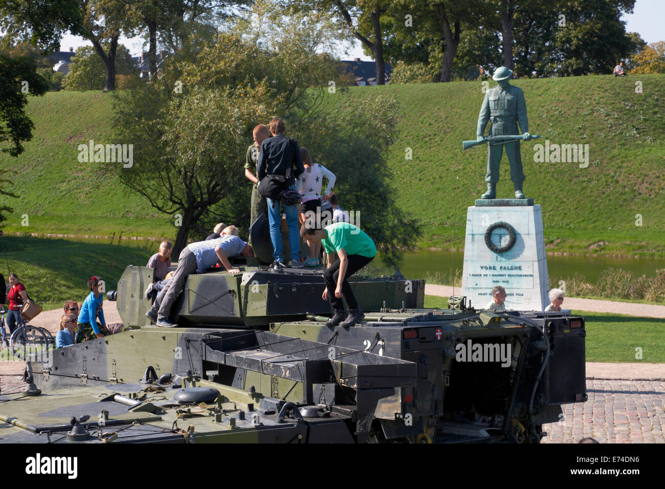 Copenhagen, Danimarca. 6 Settembre, 2014. Open House nella celebrazione del quattrocentesimo anniversario dell'armata danese. Un grande numero di attuali ed ex personale di servizio, veterani, famiglie, curiosi di danesi e turisti visitano il pratico e completo sulle mostre, spettacoli e attività a Kastellet (Cittadella) e il vicino parco di Churchill. Avvicinandosi alla, salire a toccare e porre domande su vintage e combattimenti contemporanei e veicoli speciali è stato un hit. Questo è un moderno veicolo da combattimento del CV-9035 tipo. Credito: Niels Quist/Alamy Live News Foto Stock