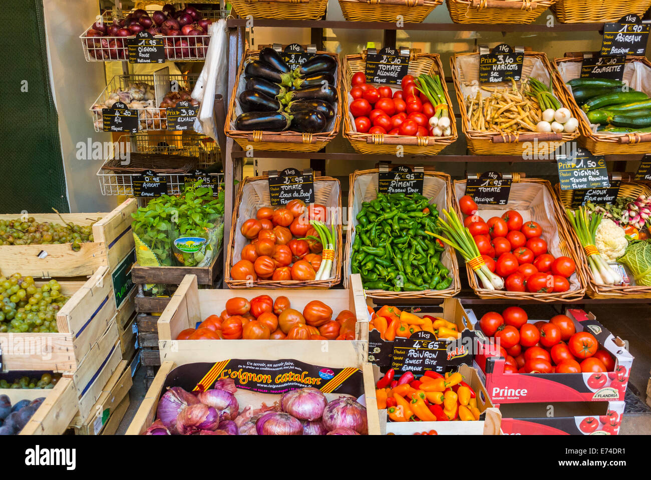 Collioure, Francia, Shopping al negozio di alimentari locale, negozio di alimentari di quartiere di verdure a Seaside Town vicino a Perpignan, nel sud della Francia, cibo sano Foto Stock