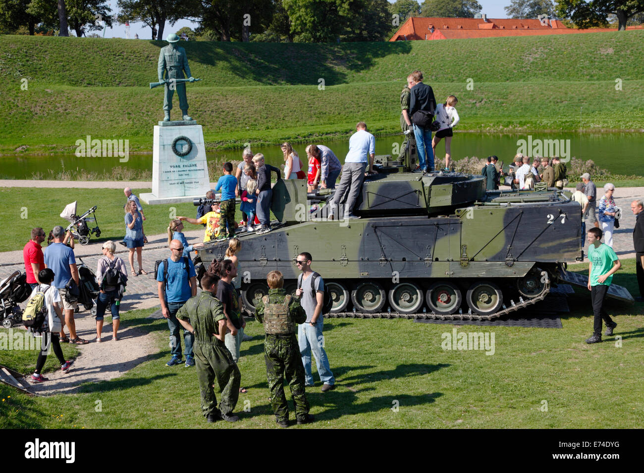 Copenhagen, Danimarca. 6 Settembre, 2014. Open House nella celebrazione del quattrocentesimo anniversario dell'armata danese. Un grande numero di attuali ed ex personale di servizio, veterani, famiglie, curiosi di danesi e turisti visitano il pratico e completo sulle mostre, spettacoli e attività a Kastellet (Cittadella) e il vicino parco di Churchill. Avvicinandosi alla, salire a toccare e porre domande su vintage e combattimenti contemporanei e veicoli speciali è stato un hit. In questo caso un moderno veicolo da combattimento del tipo CV-9035. Credito: Niels Quist/Alamy Live News Foto Stock