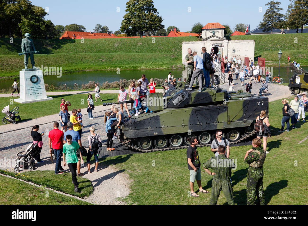 Copenhagen, Danimarca. 6 Settembre, 2014. Open House nella celebrazione del quattrocentesimo anniversario dell'armata danese. Un grande numero di attuali ed ex personale di servizio, veterani, famiglie, curiosi di danesi e turisti visitano il pratico e completo sulle mostre, spettacoli e attività a Kastellet (Cittadella) e il vicino parco di Churchill. Avvicinandosi alla, salire a toccare e porre domande su vintage e combattimenti contemporanei e veicoli speciali è stato un hit. In questo caso un veicolo da combattimento del tipo CV-90. Credito: Niels Quist/Alamy Live News Foto Stock