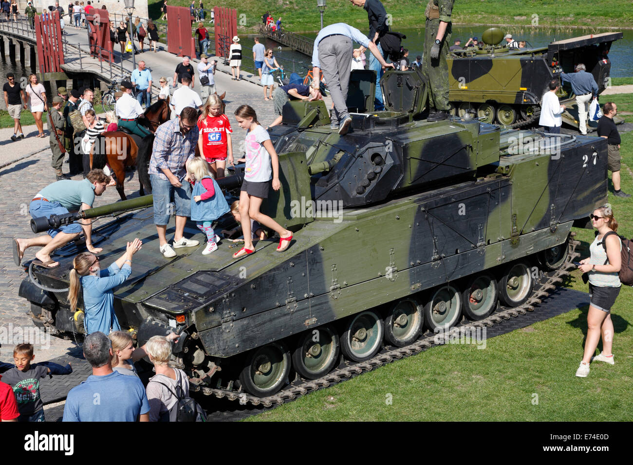 Copenhagen, Danimarca. 6 Settembre, 2014. Open House nella celebrazione del quattrocentesimo anniversario dell'armata danese. Un grande numero di attuali ed ex personale di servizio, veterani, famiglie, curiosi di danesi e turisti visitano il pratico e completo sulle mostre, spettacoli e attività a Kastellet (Cittadella) e il vicino parco di Churchill. Avvicinandosi alla, salire a toccare e porre domande su vintage e combattimenti contemporanei e veicoli speciali è stato un hit. Qui un veicolo da combattimento del CV-9035 tipo. Credito: Niels Quist/Alamy Live News Foto Stock