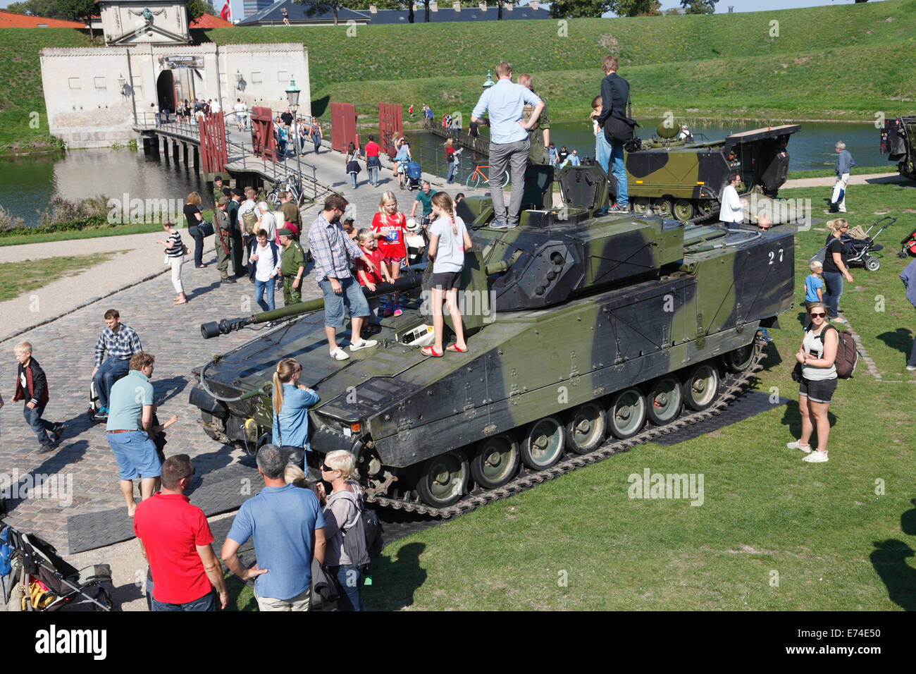 Copenhagen, Danimarca. 6 Settembre, 2014. Open House nella celebrazione del quattrocentesimo anniversario dell'armata danese. Un grande numero di attuali ed ex personale di servizio, veterani, famiglie, curiosi di danesi e turisti visitano il pratico e completo sulle mostre, spettacoli e attività a Kastellet (Cittadella) e il vicino parco di Churchill. Avvicinandosi alla, salire a toccare e porre domande su vintage e combattimenti contemporanei e veicoli speciali è stato un hit. Qui un moderno veicolo da combattimento del tipo CV-9035. Credito: Niels Quist/Alamy Live News Foto Stock
