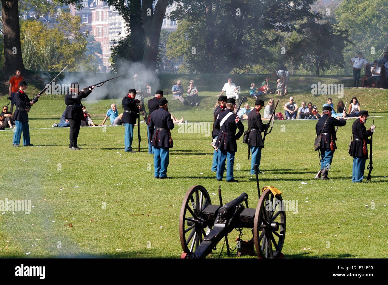 Copenhagen, Danimarca. 6 Settembre, 2014. Open House nella celebrazione del quattrocentesimo anniversario dell'armata danese. Un grande numero di attuali ed ex personale di servizio, veterani, famiglie, curiosi di danesi e turisti visitano il pratico e completo sulle mostre, spettacoli e attività a Kastellet (Cittadella) e il vicino parco di Churchill. Uno scenario di una battaglia NEL LAND SCHLESWIG guerre nella metà del XIX secolo è stata rimessa in vigore presso la Cittadella Mill e sui bastioni. Credito: Niels Quist/Alamy Live News Foto Stock