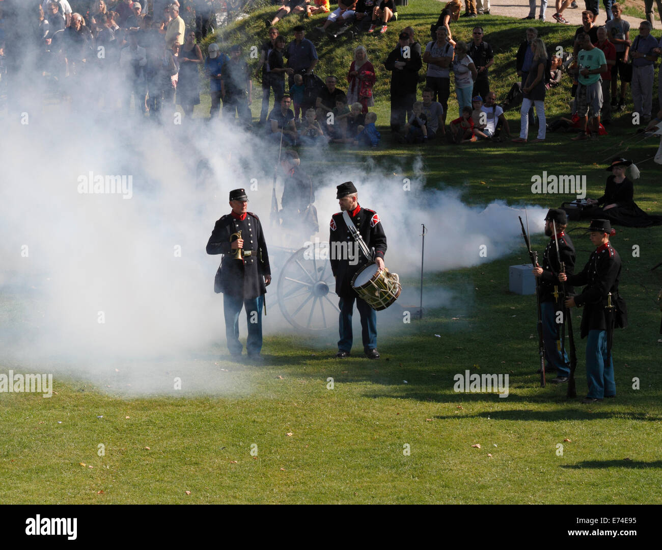 Copenhagen, Danimarca. 6 Settembre, 2014. Open House nella celebrazione del quattrocentesimo anniversario dell'armata danese. Un grande numero di attuali ed ex personale di servizio, veterani, famiglie, curiosi di danesi e turisti visitano il pratico e completo sulle mostre, spettacoli e attività a Kastellet (Cittadella) e il vicino parco di Churchill. Uno scenario di una battaglia NEL LAND SCHLESWIG guerre nella metà del XIX secolo è stata rimessa in vigore presso la Cittadella Mill e sui bastioni. Credito: Niels Quist/Alamy Live News Foto Stock