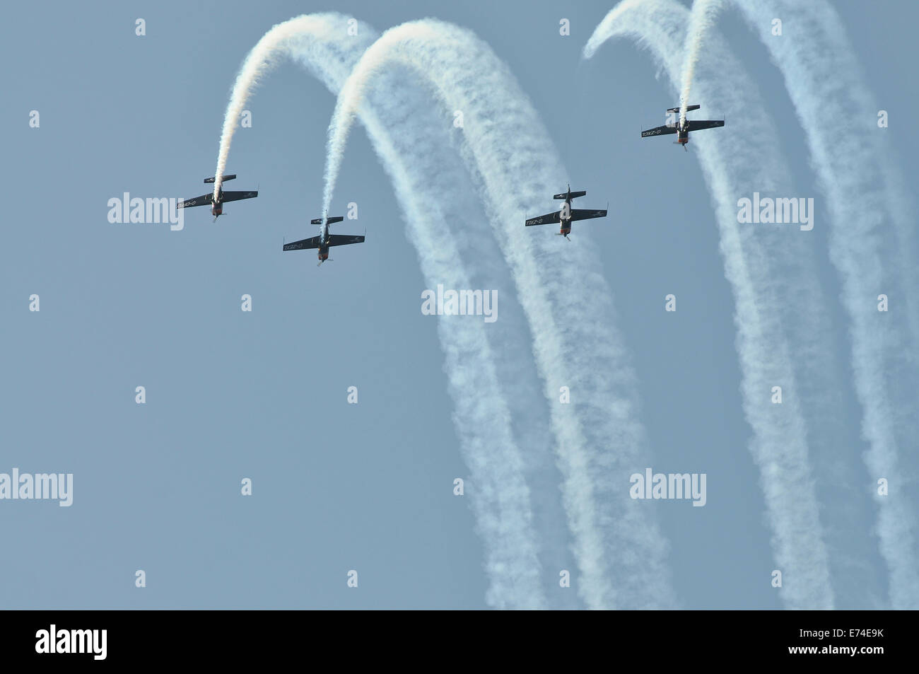 Ayr, Scotland, Regno Unito. Il 6 settembre 2014. Aeromobile prendere parte a un display nei cieli sopra Ayr per la prima volta in 22 anni. L'aria libera il display ha avuto vari battenti agisce tra cui il famoso pale aerobatic team di visualizzazione che sono tutti ex-Freccia Rossa piloti. Le lame aerobatic team battenti Extra EA-300s lasciando sentieri a getto come parte del display. Credito: Andrew Steven Graham/Alamy Live News Foto Stock