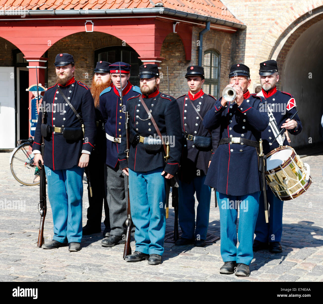 Copenhagen, Danimarca. 6 Settembre, 2014. Open House nella celebrazione del quattrocentesimo anniversario dell'armata danese. Un grande numero di attuali ed ex personale di servizio, veterani, famiglie, curiosi di danesi e turisti visitano il pratico e completo sulle mostre, spettacoli e attività a Kastellet (Cittadella) e il vicino parco di Churchill. Un gruppo di soldati in uniformi del XIX secolo tra cui un bugler e un batterista di eseguire e marciando in una metà del XIX secolo modo. Credito: Niels Quist/Alamy Live News Foto Stock