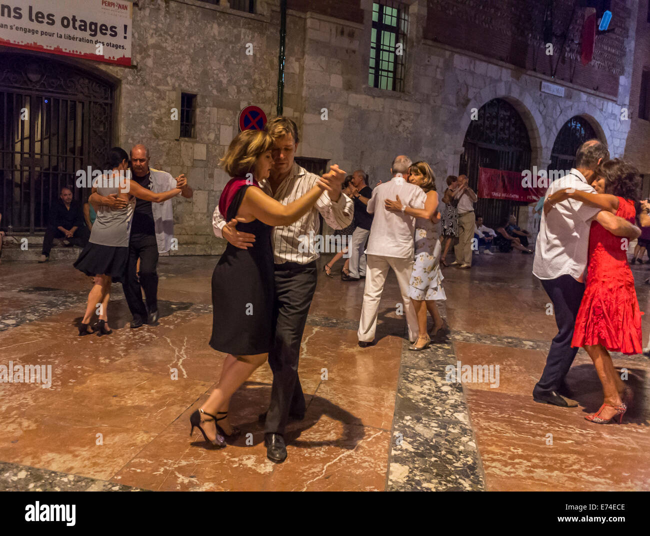 Perpignan, Francia, coppie ballare il tango sulla piazza cittadina sulla notte estiva Foto Stock