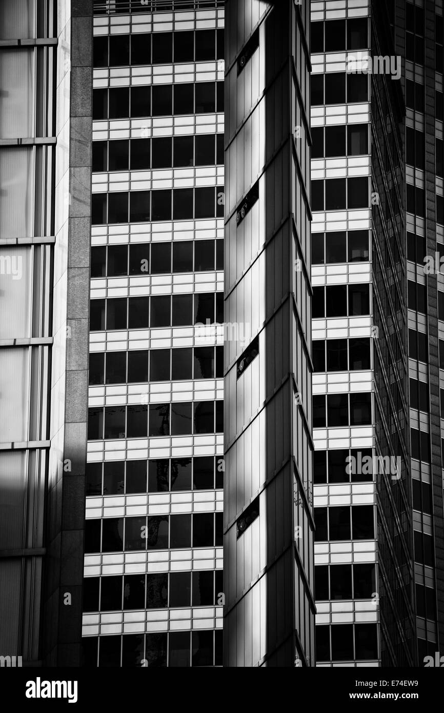 Abstract architettura moderna in bianco e nero, città del centro cittadino di Varsavia, Polonia. Foto Stock